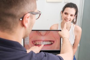 Estetica dentale paziente sorride - La Scala Centro Odontoiatrico